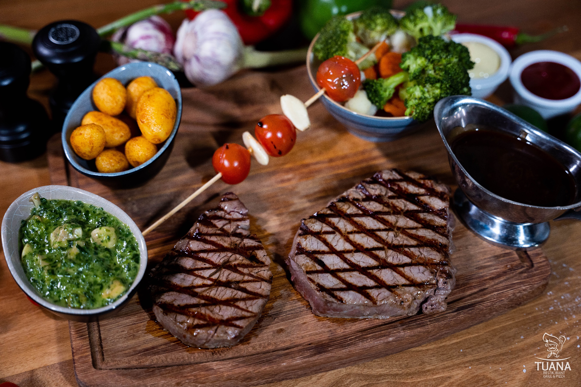 Turkse gemengde grillschotel met kebabs en bulgur